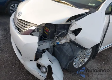 2014 Toyota Sienna Xle V6 8 Passenger z USA, uszkodzony, nr VIN 5TDYK3DC5ES413331